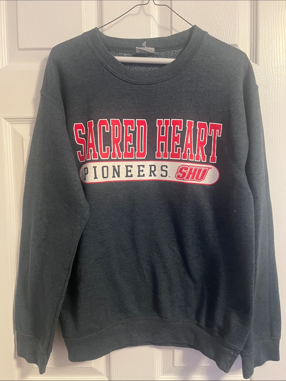 Sacred Heart University SHU crew sweatshirt size S.